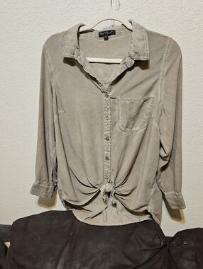 Velvet Heart Taupe Button-Down Tie-Front Shirt